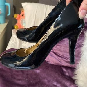 Black pumps